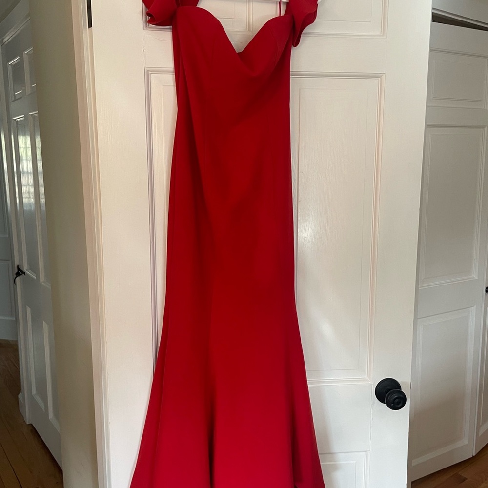 Likely mermaid gown will fit a 0,2 or 4.